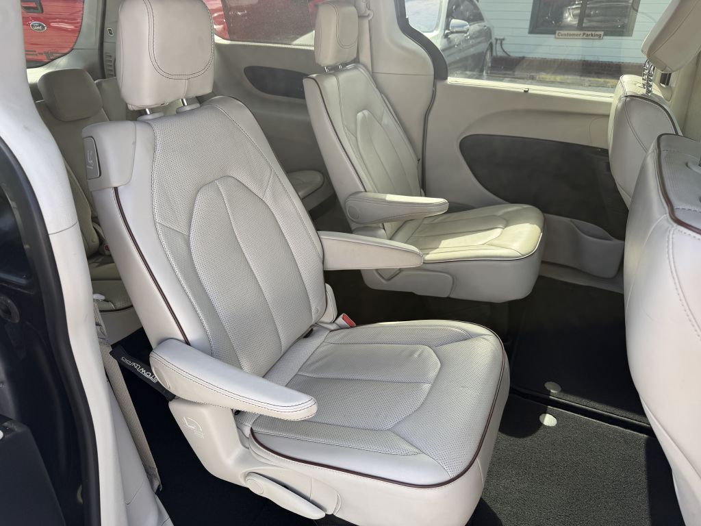 Photo 11 of this CHRYSLER PACIFICA
