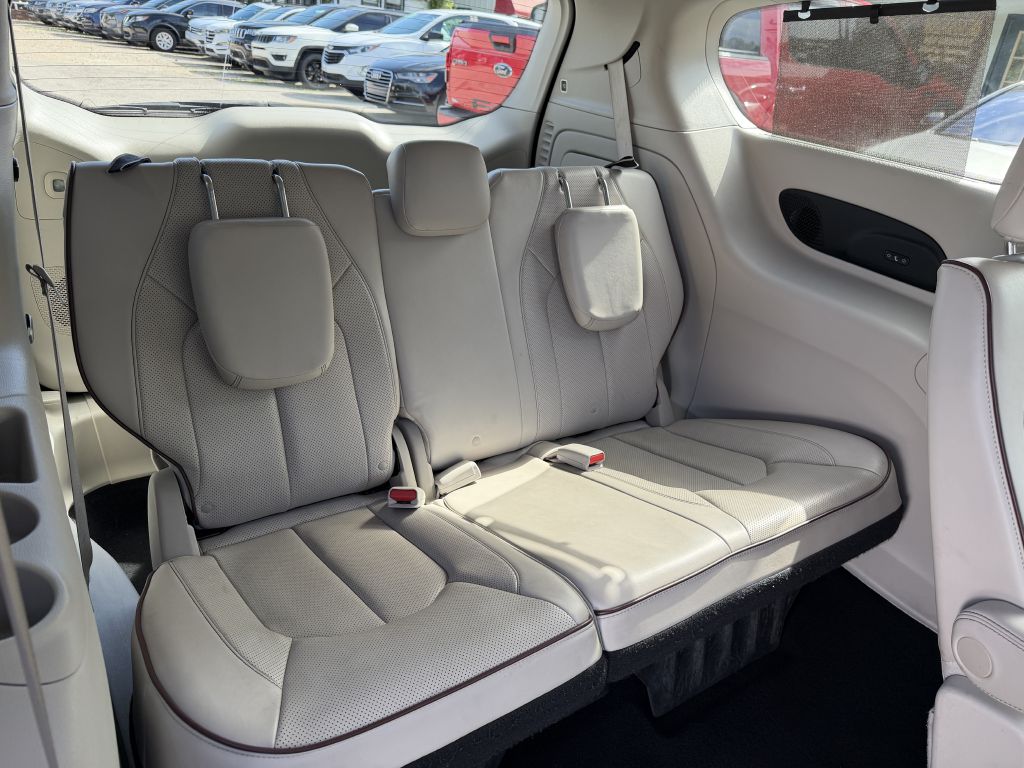 Photo 12 of this CHRYSLER PACIFICA