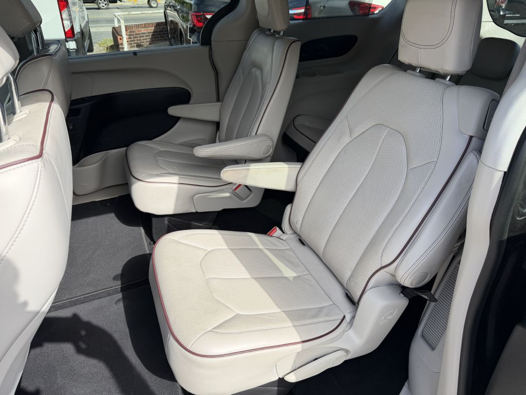 Photo 13 of this CHRYSLER PACIFICA