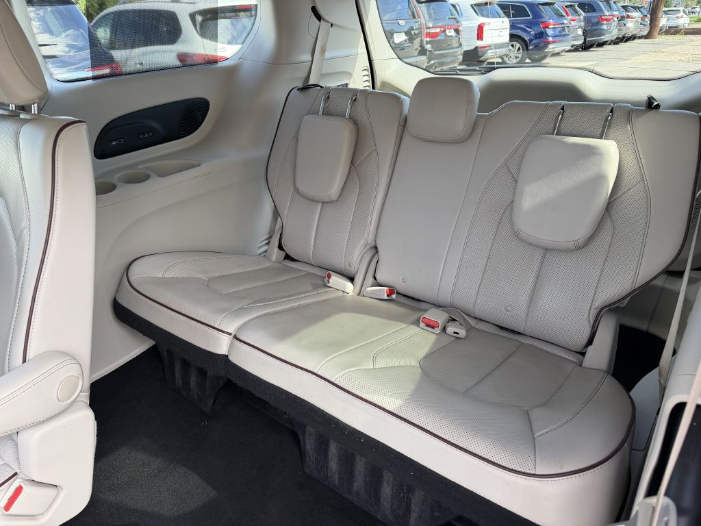 Photo 14 of this CHRYSLER PACIFICA