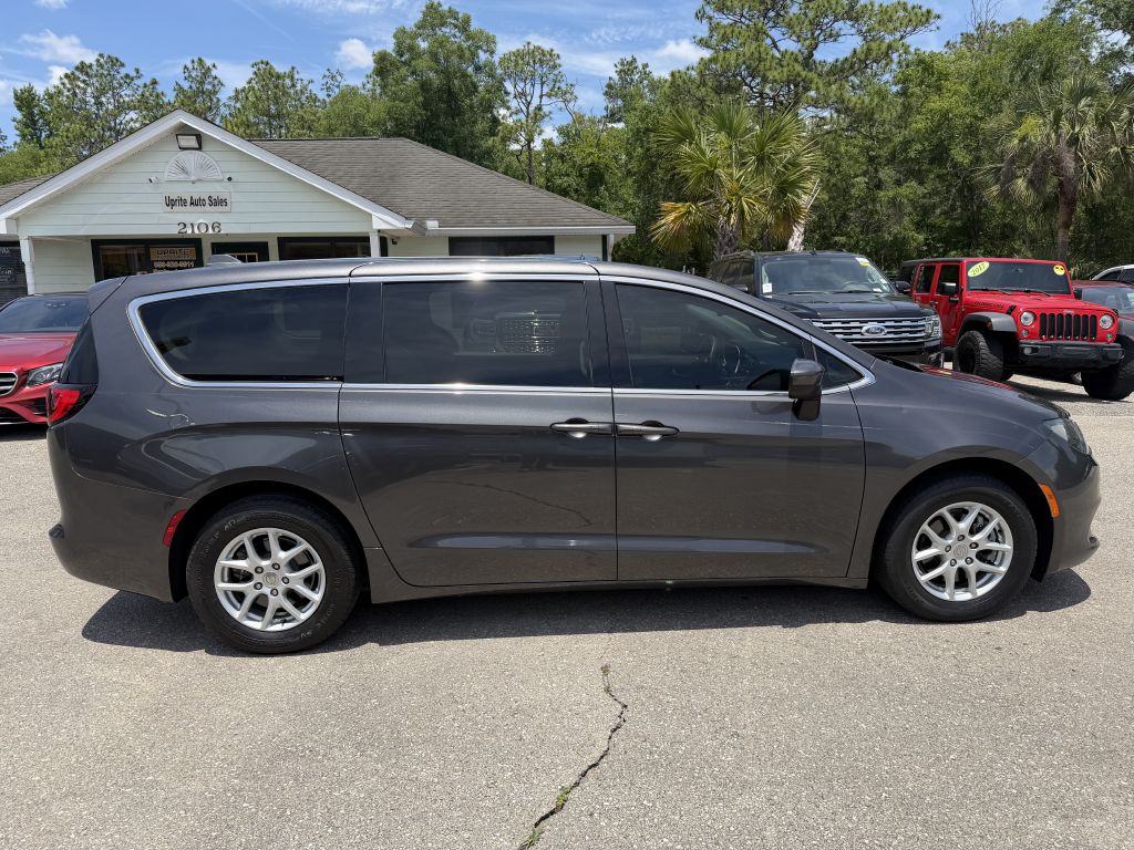 Photo 4 of this CHRYSLER PACIFICA