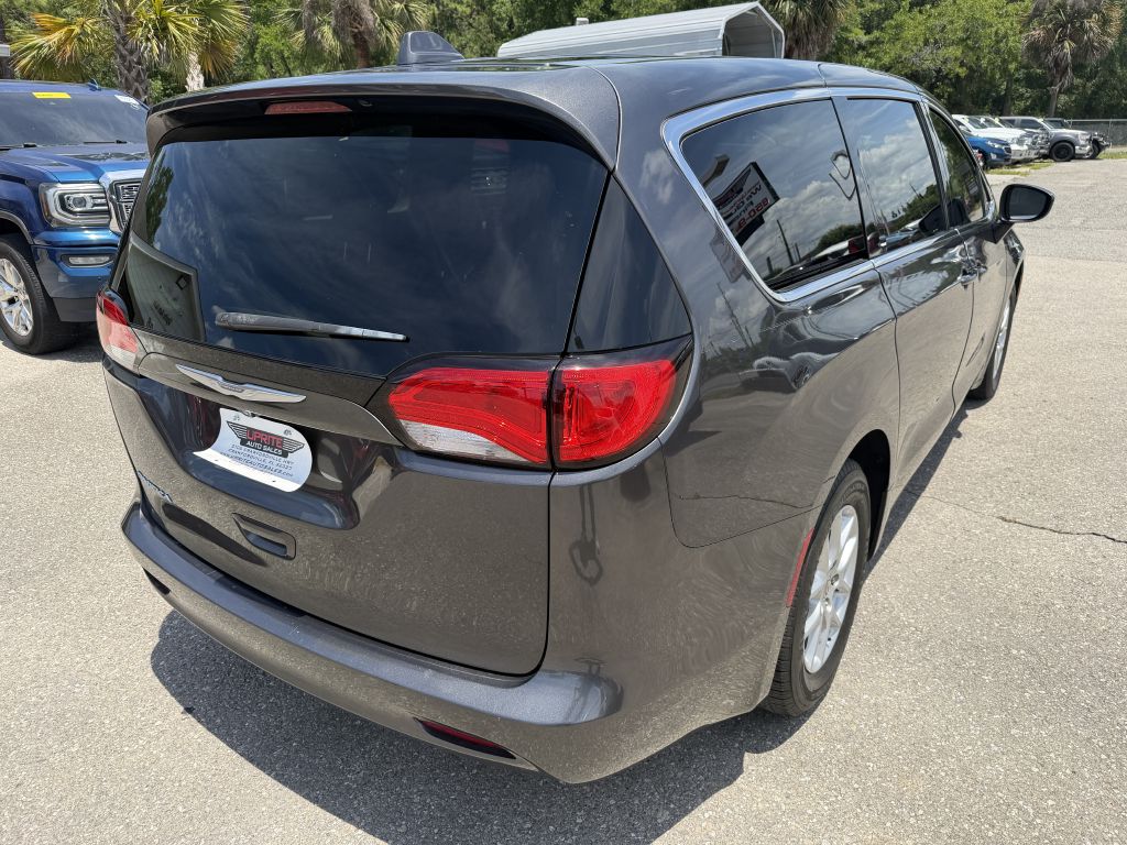 Photo 5 of this CHRYSLER PACIFICA
