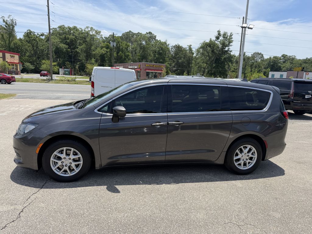Photo 8 of this CHRYSLER PACIFICA