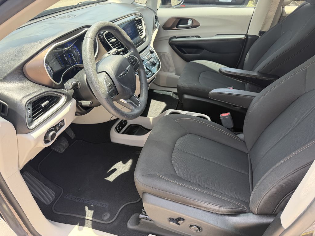 Photo 9 of this CHRYSLER PACIFICA
