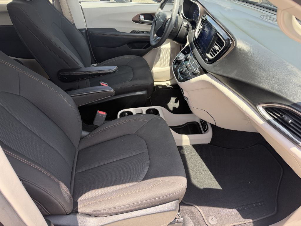 Photo 10 of this CHRYSLER PACIFICA