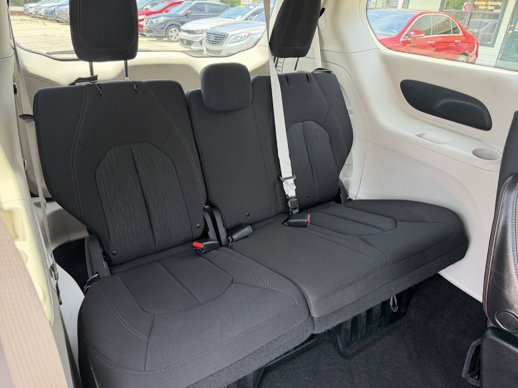 Photo 12 of this CHRYSLER PACIFICA