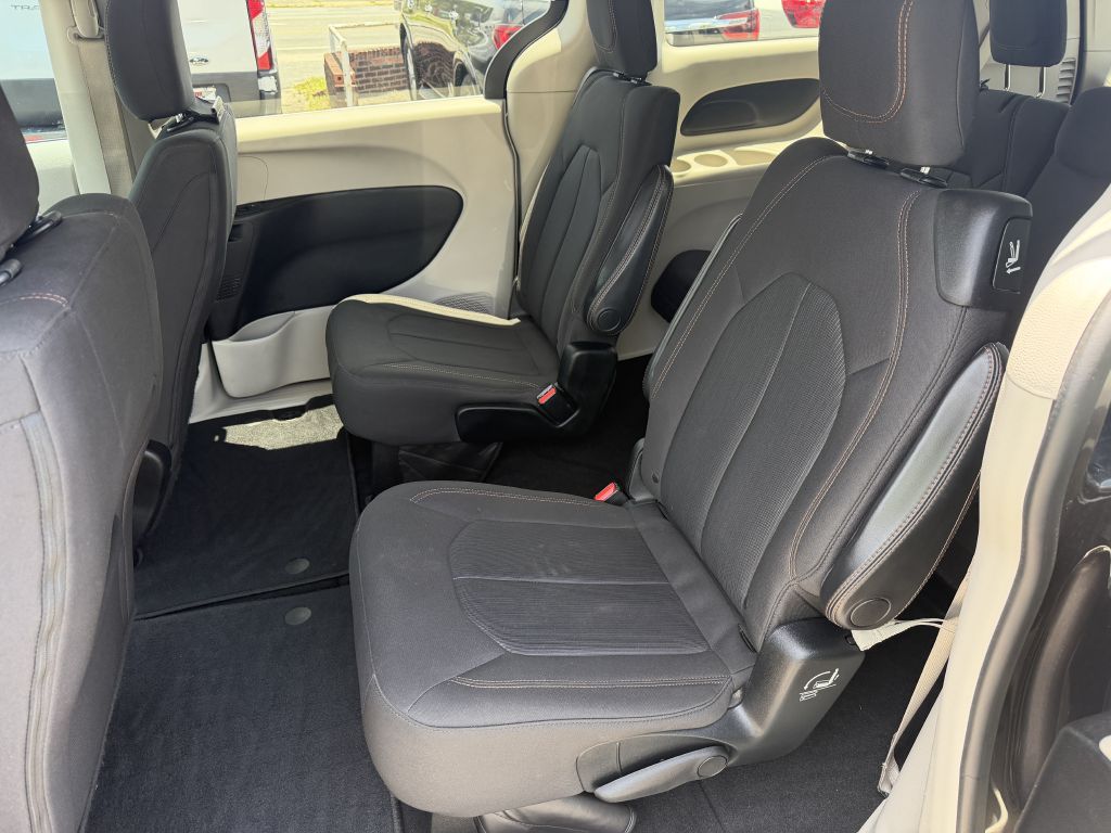 Photo 13 of this CHRYSLER PACIFICA