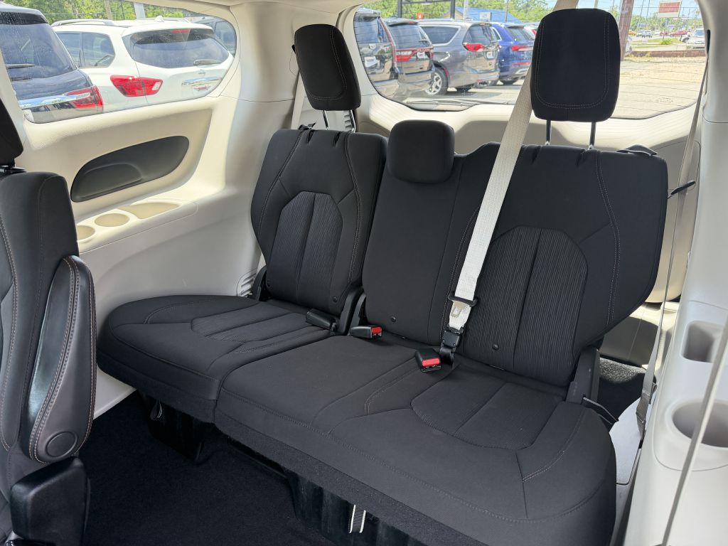 Photo 14 of this CHRYSLER PACIFICA