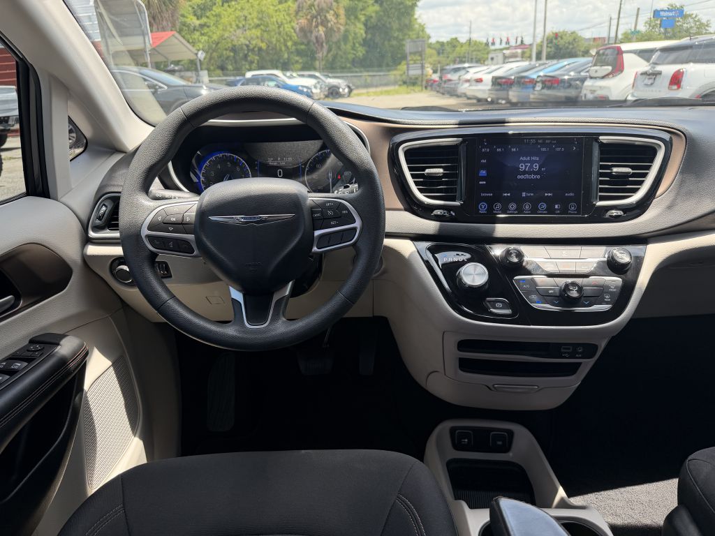 Photo 15 of this CHRYSLER PACIFICA