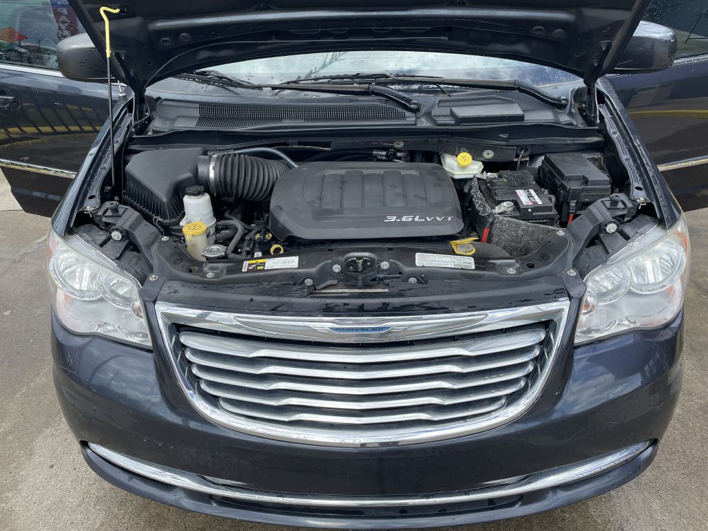 Photo 7 of this CHRYSLER TOWN & COUNTRY