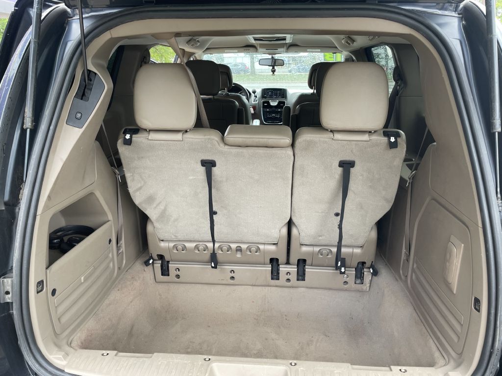 Photo 6 of this CHRYSLER TOWN & COUNTRY