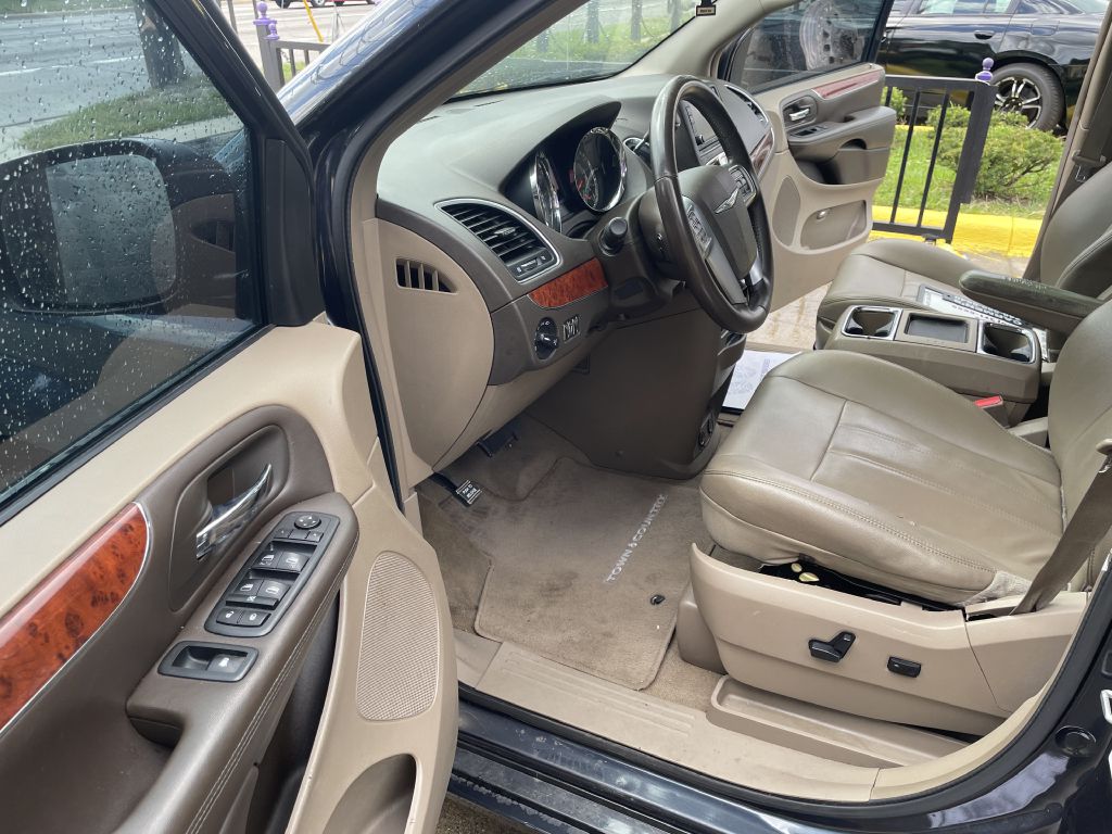 Photo 5 of this CHRYSLER TOWN & COUNTRY