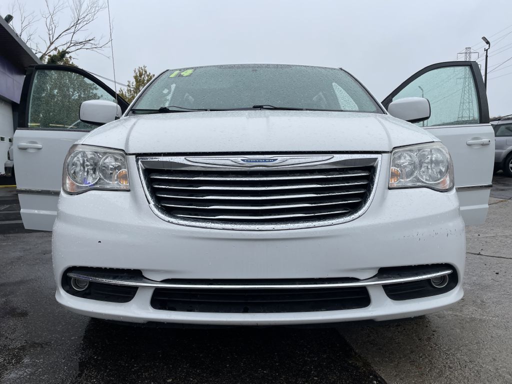 Photo 3 of this CHRYSLER TOWN & COUNTRY