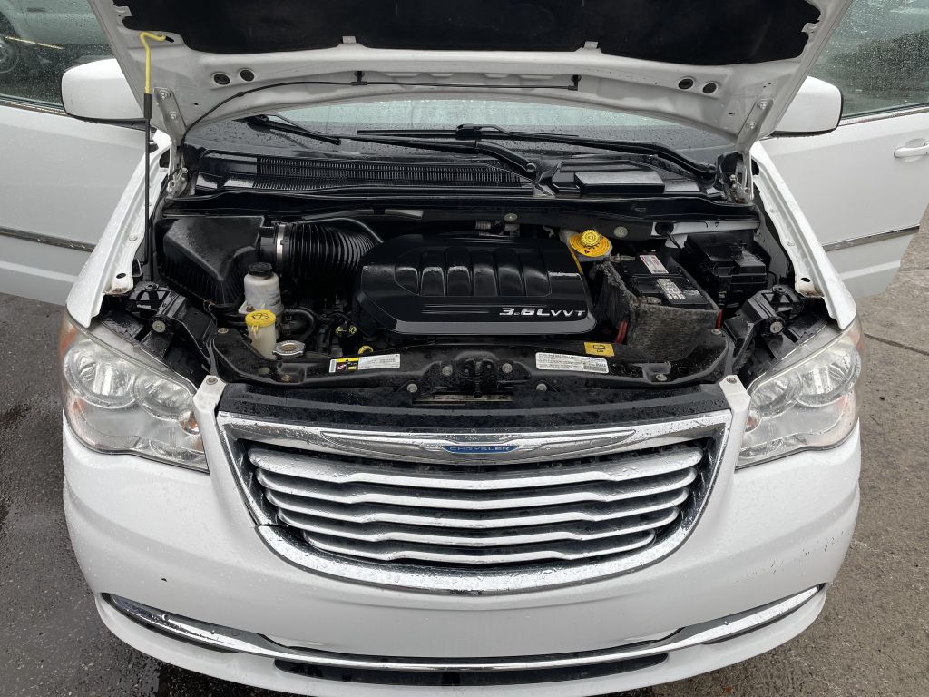 Photo 11 of this CHRYSLER TOWN & COUNTRY