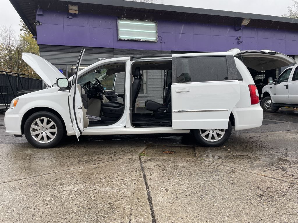Photo 4 of this CHRYSLER TOWN & COUNTRY