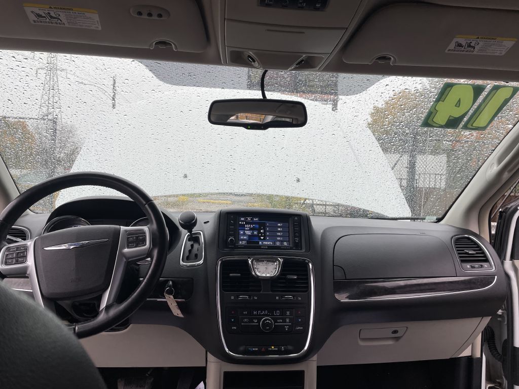 Photo 7 of this CHRYSLER TOWN & COUNTRY