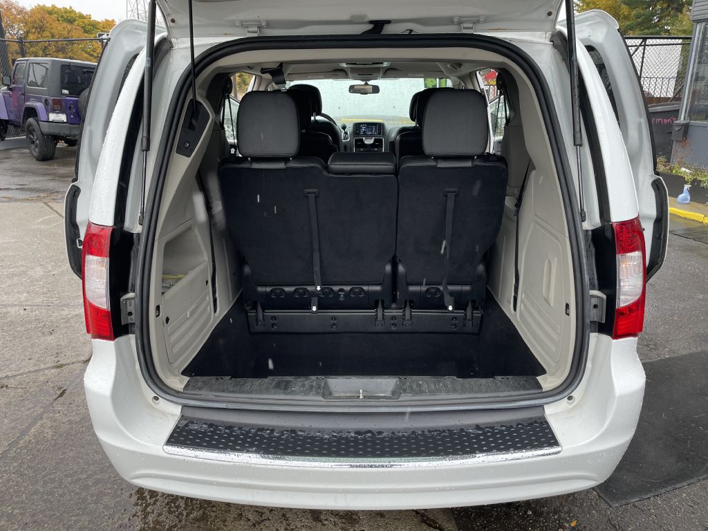 Photo 8 of this CHRYSLER TOWN & COUNTRY