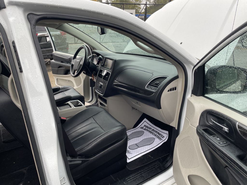 Photo 10 of this CHRYSLER TOWN & COUNTRY