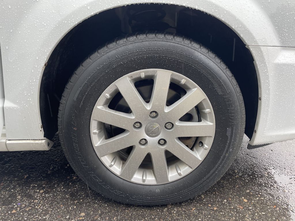 Photo 12 of this CHRYSLER TOWN & COUNTRY