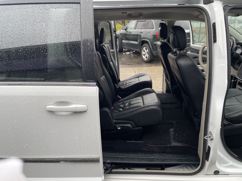 Photo 9 of this CHRYSLER TOWN & COUNTRY