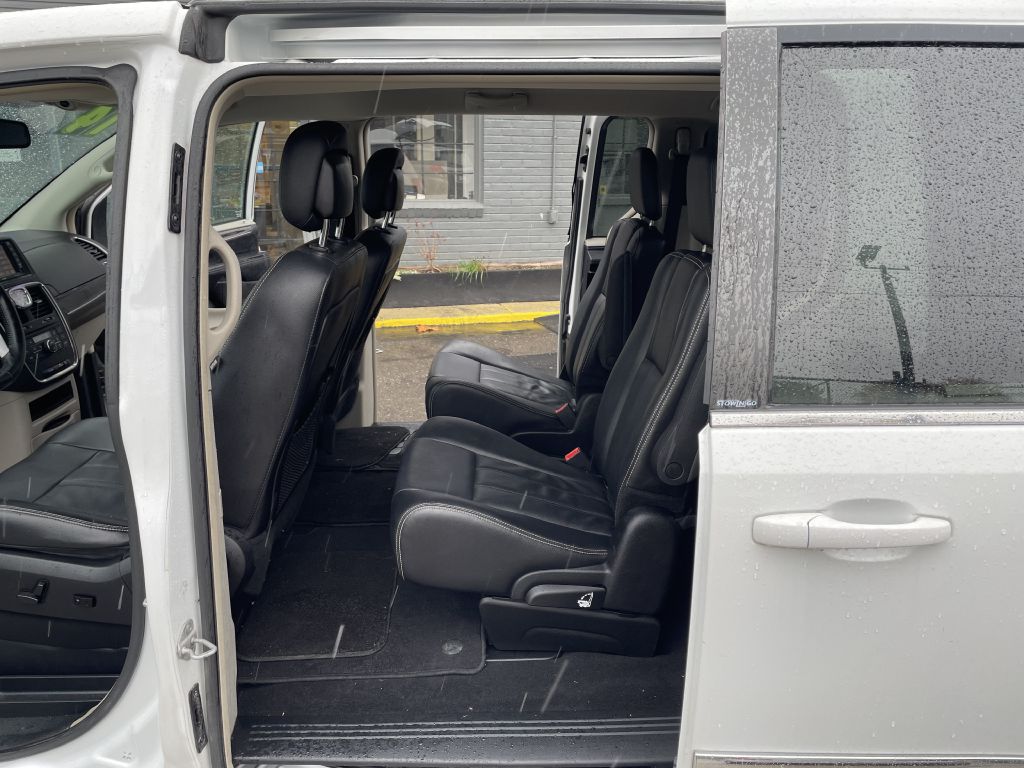 Photo 6 of this CHRYSLER TOWN & COUNTRY