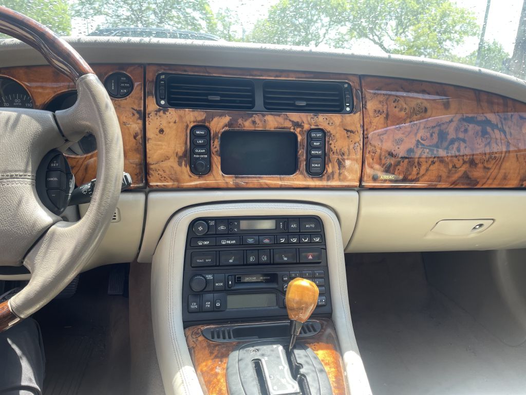 Photo 6 of this JAGUAR XF