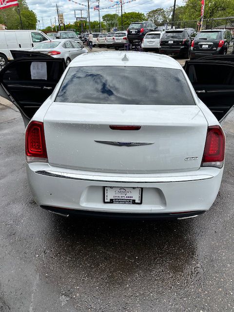 Photo 3 of this CHRYSLER 300