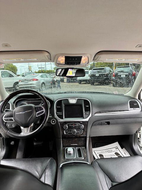 Photo 4 of this CHRYSLER 300