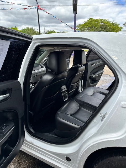 Photo 5 of this CHRYSLER 300