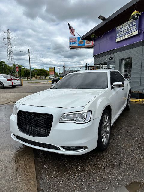 Photo 10 of this CHRYSLER 300
