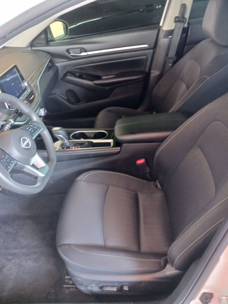 Photo 10 of this NISSAN ALTIMA