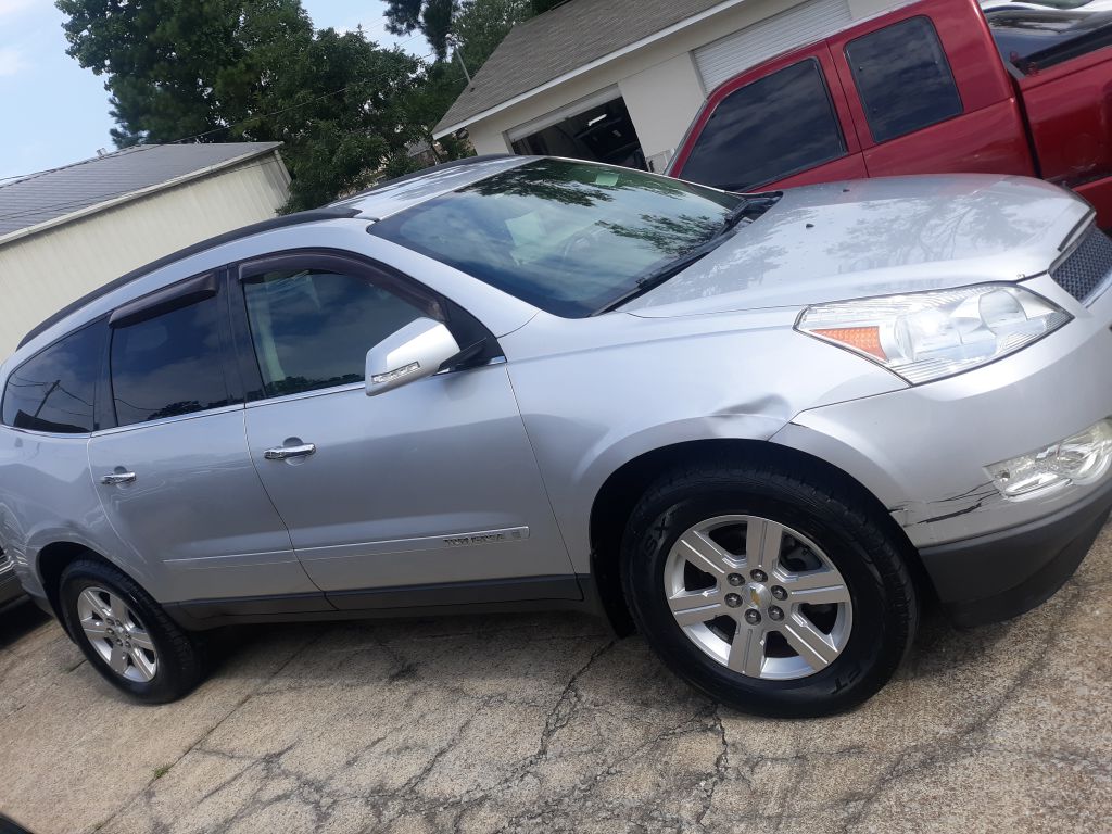Photo 2 of this CHEVROLET TRAVERSE