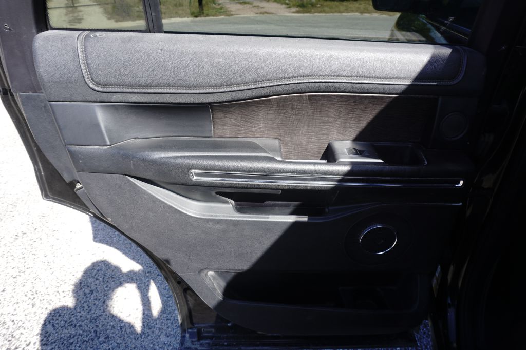 Photo 15 of this FORD EXPEDITION