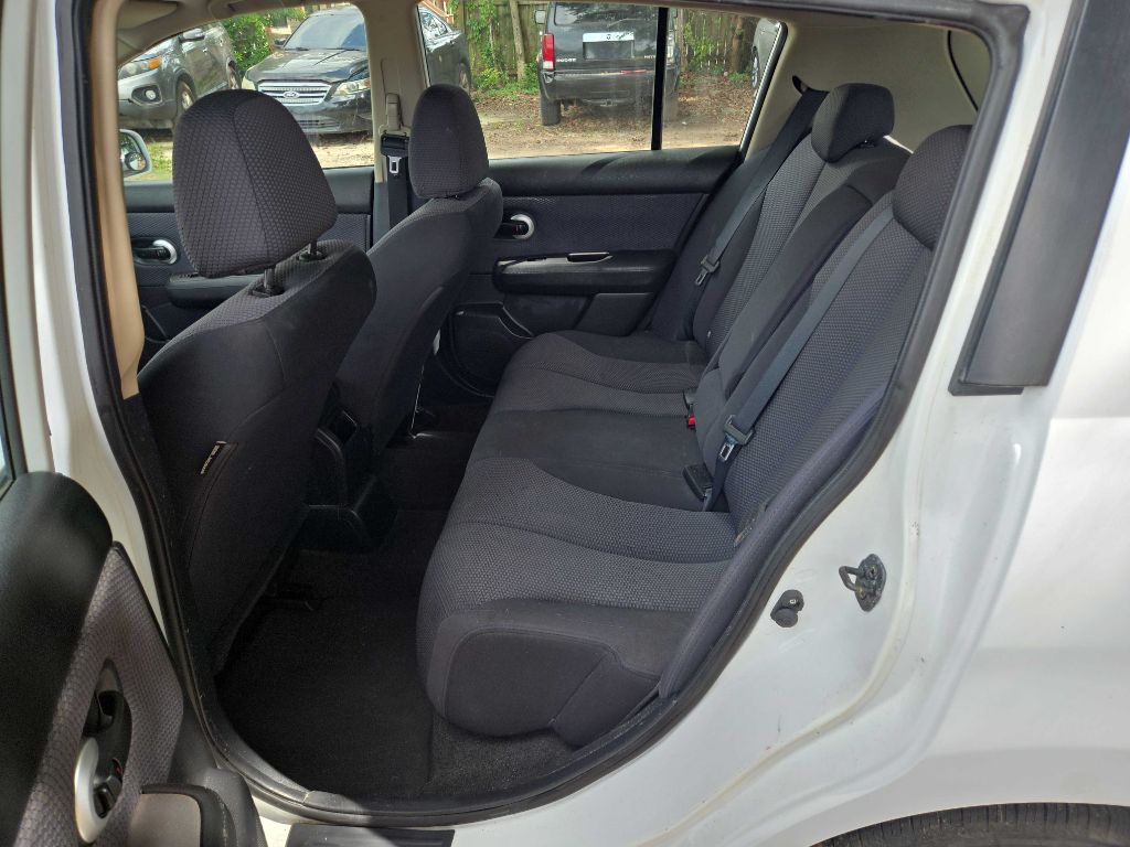Photo 11 of this NISSAN VERSA