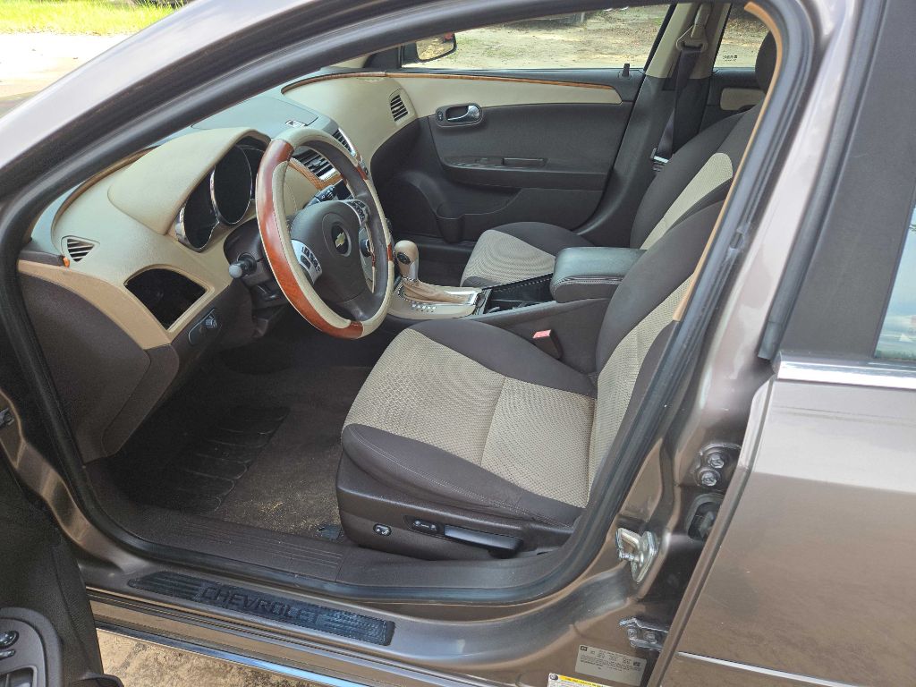 Photo 9 of this CHEVROLET MALIBU