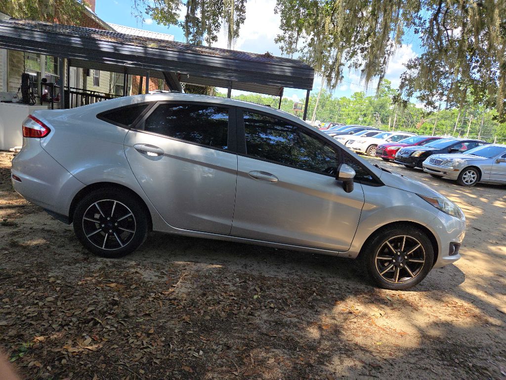 Photo 8 of this FORD FIESTA