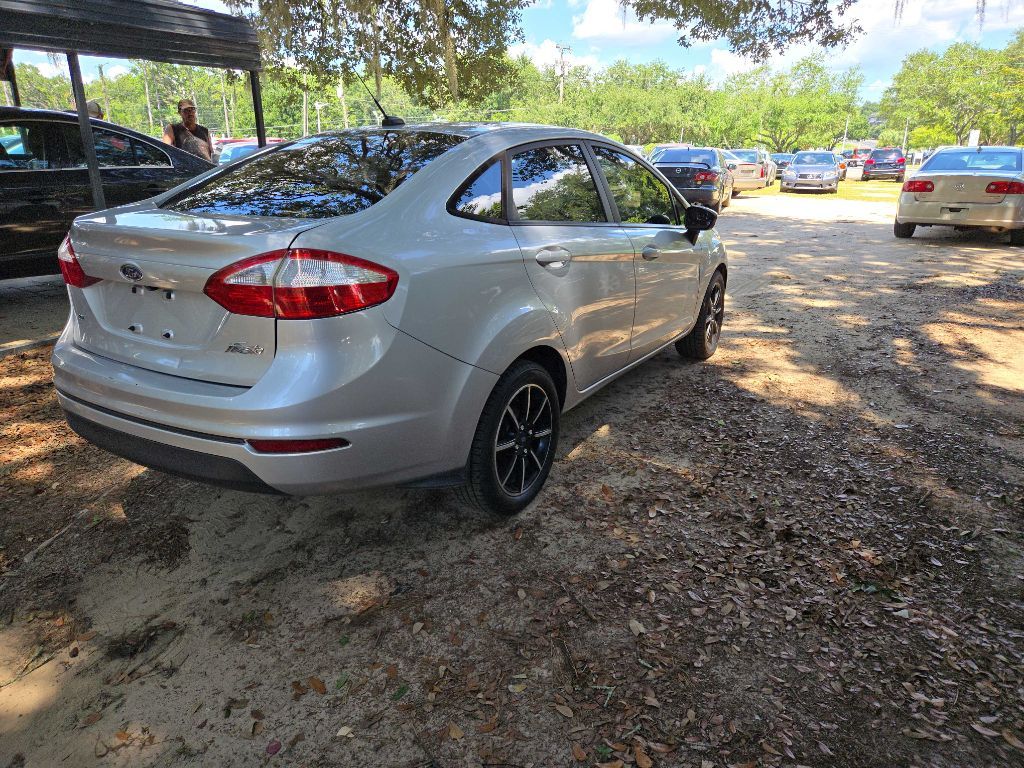 Photo 28 of this FORD FIESTA