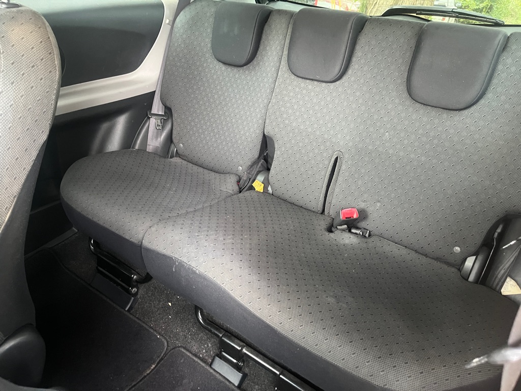 Photo 10 of this TOYOTA YARIS