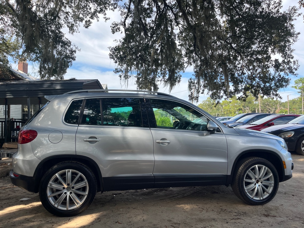 Photo 8 of this VOLKSWAGEN TIGUAN