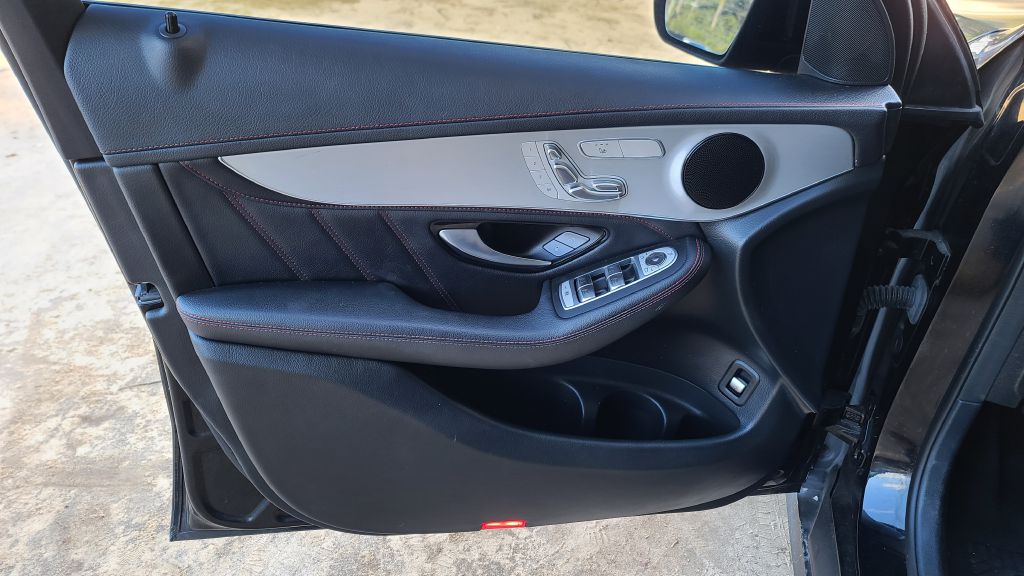 Photo 9 of this MERCEDES-BENZ GLC