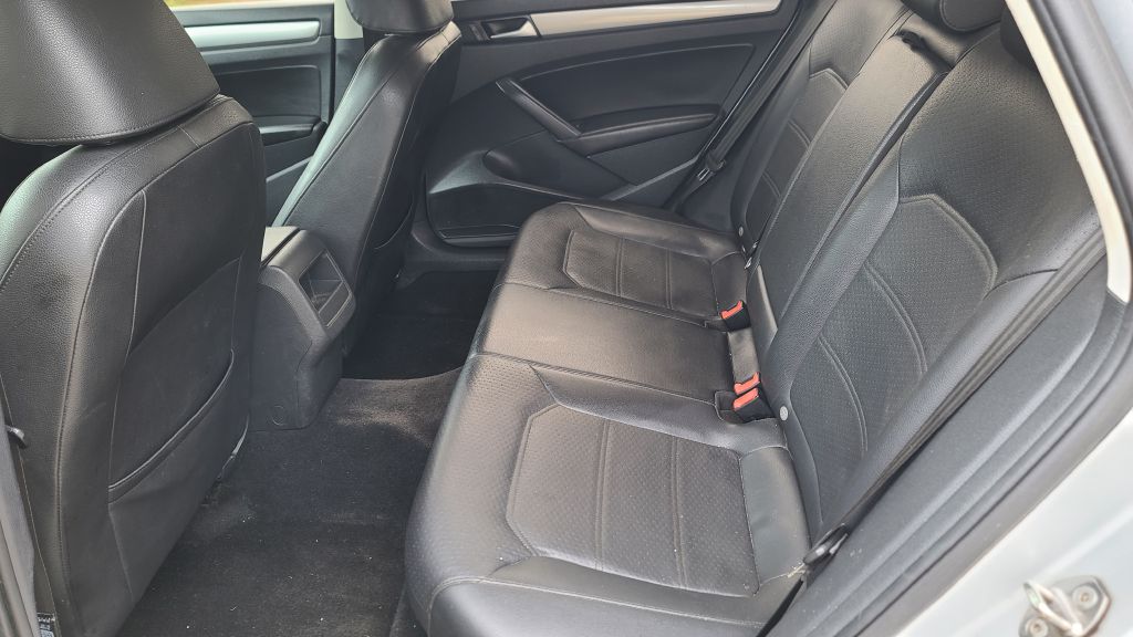 Photo 7 of this VOLKSWAGEN PASSAT