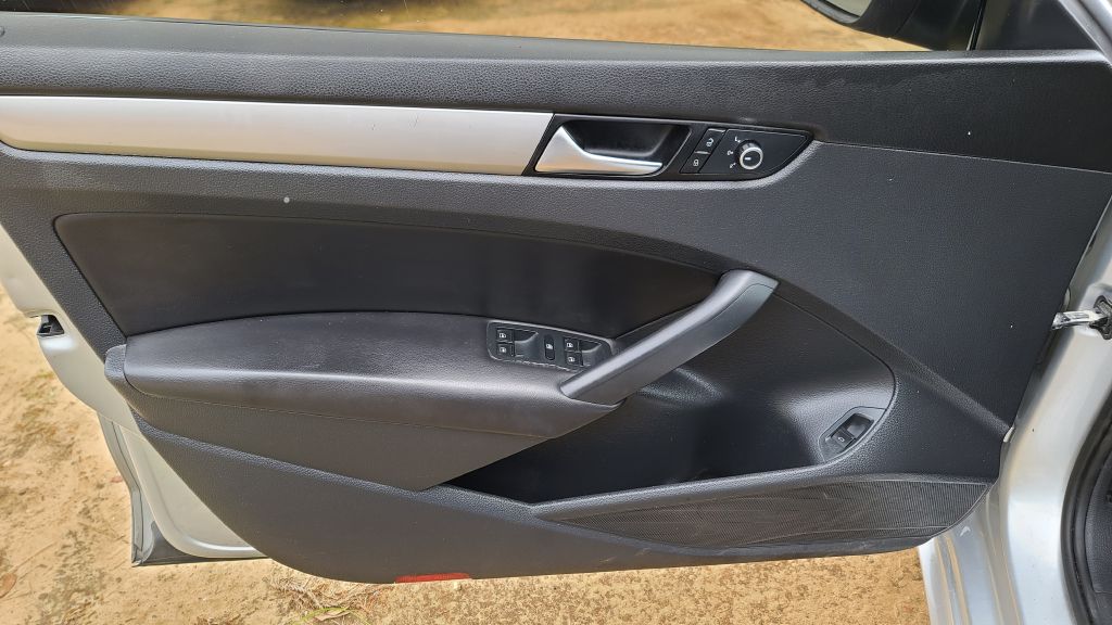 Photo 8 of this VOLKSWAGEN PASSAT