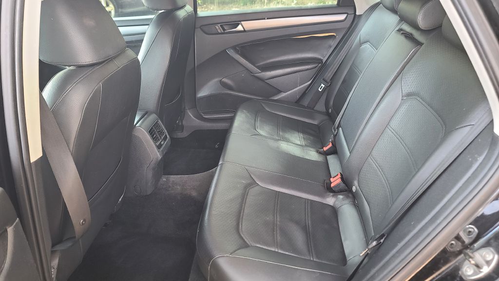 Photo 7 of this VOLKSWAGEN PASSAT