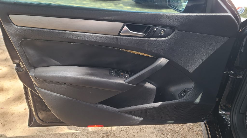 Photo 8 of this VOLKSWAGEN PASSAT