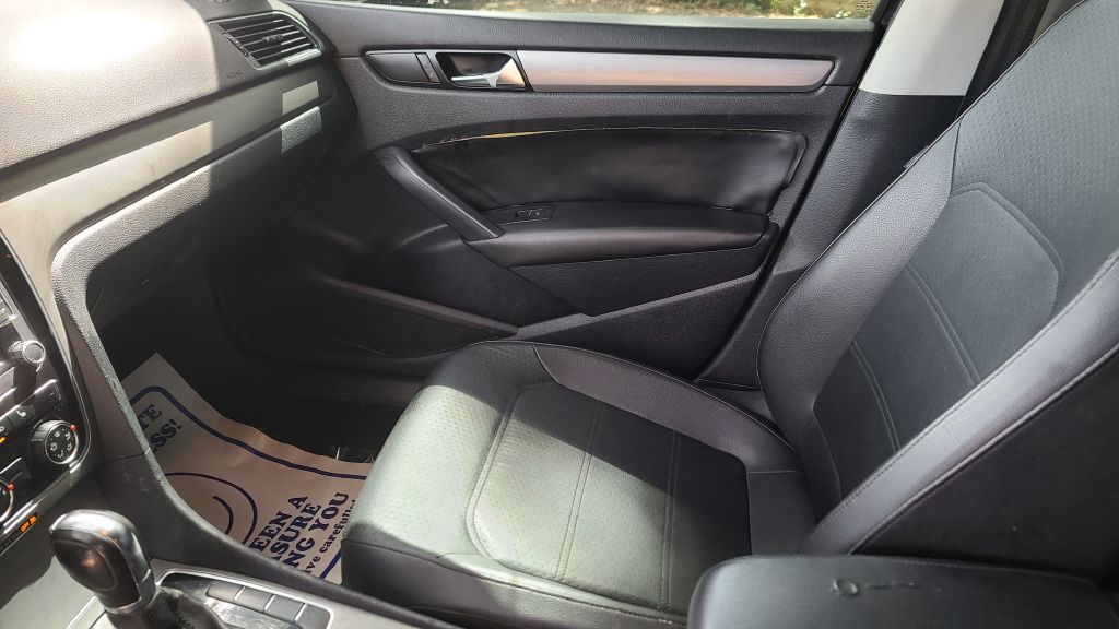 Photo 10 of this VOLKSWAGEN PASSAT
