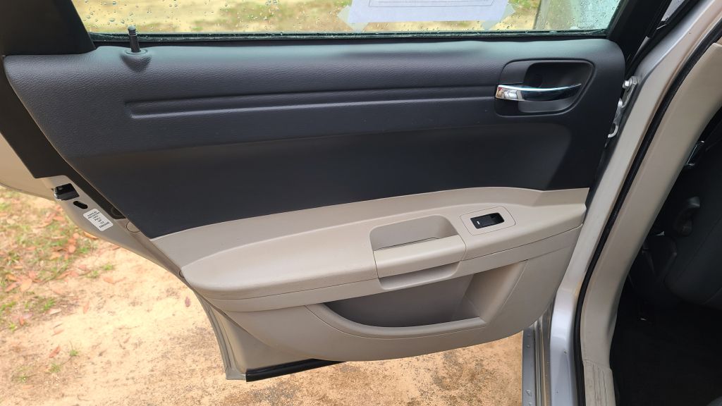 Photo 6 of this CHRYSLER 300