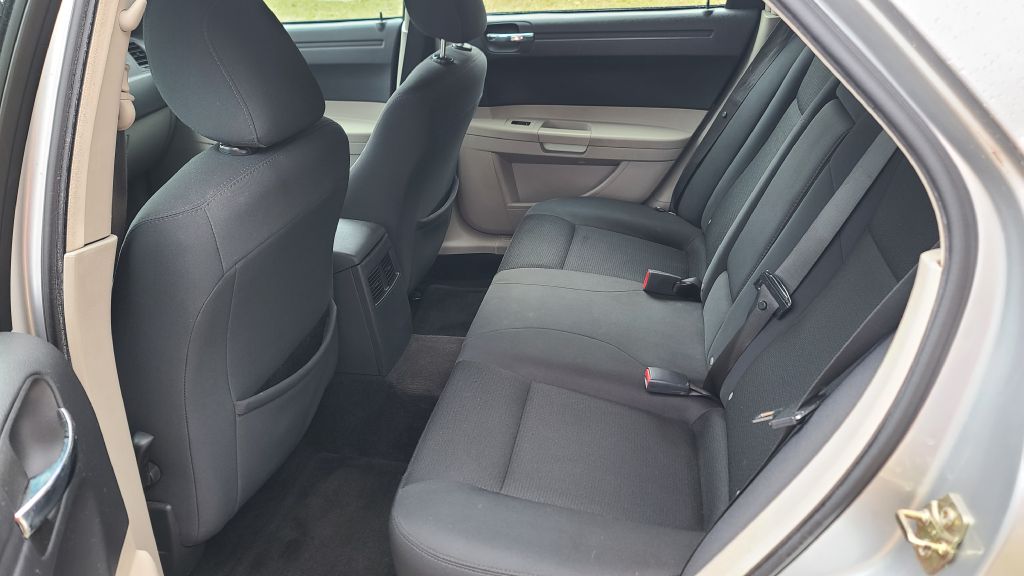 Photo 7 of this CHRYSLER 300