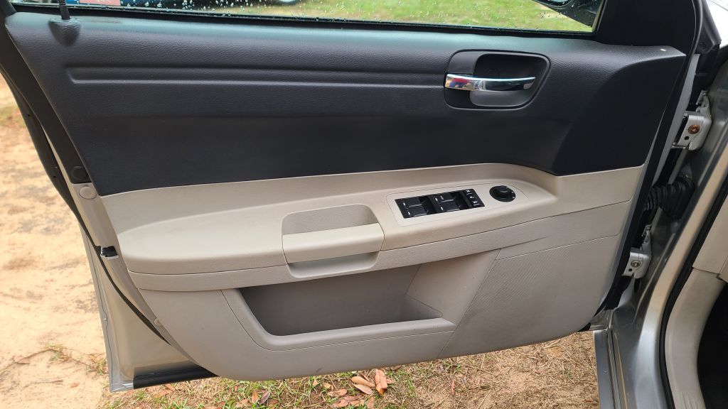 Photo 8 of this CHRYSLER 300