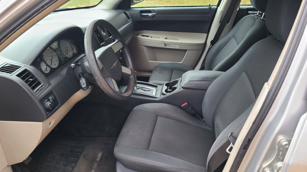 Photo 9 of this CHRYSLER 300