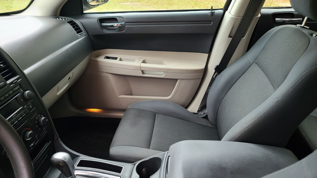 Photo 10 of this CHRYSLER 300